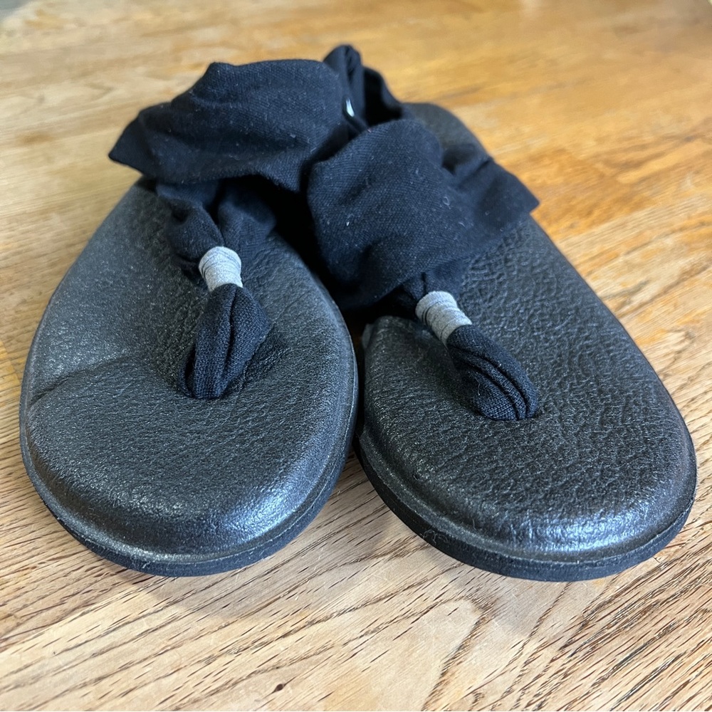 SANUK yoga sling black sandals - size 8